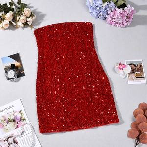 Mise à plat d'une mini robe bustier à paillettes rouges avec accessoires de mode