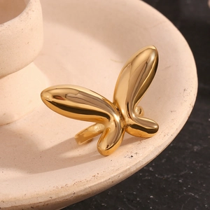 Vue détaillée d'une bague papillon plaquée or 18K sur une assiette en céramique