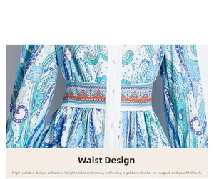 Détail d'une robe cachemire montrant la taille boutonnée et des motifs floraux bleus
