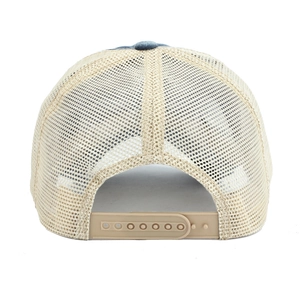 Dettaglio della rete traspirante e della chiusura snapback regolabile del cappellino