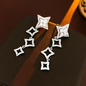 Boucles d'oreilles pampilles argentées avec étoiles en zircon et losanges évidés