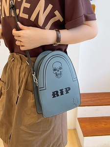 Sac bandoulière gothique en forme de pierre tombale gris-bleu avec crâne et motif RIP