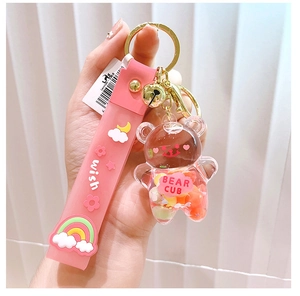 Detailansicht vom rosa Bären Acryl Schlüsselanhänger mit wish Armband und Anhänger