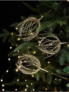 Détail de tiges de feu d'artifice à paillettes dorées sur sapin avec lumières bokeh