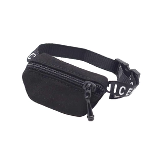 Détail d'une sacoche banane noire pour poupée avec bandoulière CENIC et boucle robuste