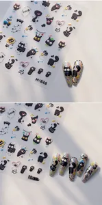 Dettaglio di adesivi per unghie a rilievo con gatti neri e stelle stile cartoon