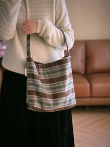 Vue détaillée du sac cabas en laine à carreaux vintage avec texture tissée marron et bleu