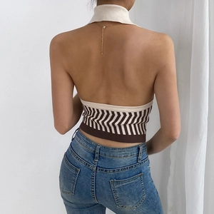 Vista posteriore del top in maglia allacciato al collo con motivo jacquard ondulato beige