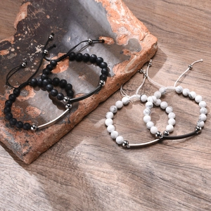 Detailansicht von gravierbaren Armbändern mit Onyxperlen und Türkisperlen für Paare