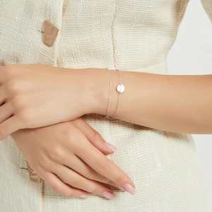 Bracelet double couche plaqué or minimaliste avec pendentif papillon délicat et élégant