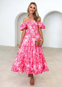 Abito lungo rosa floreale a spalle scoperte con gonna a balze e maniche a sbuffo