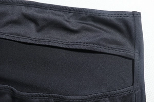 Détail du tissu en maille élastique avec coutures à double aiguille sur un ensemble noir
