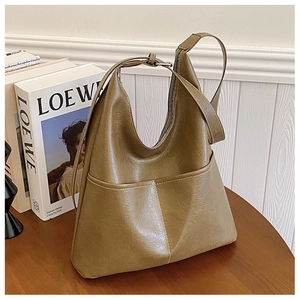 Gros plan du sac cabas vert olive montrant le cuir PU souple et les surpiqûres contrastées