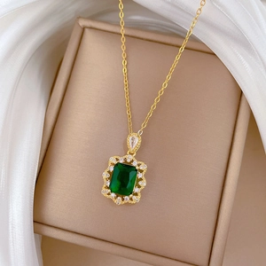 Collier élégant en acier titane doré avec pendentif émeraude et cristaux étincelants