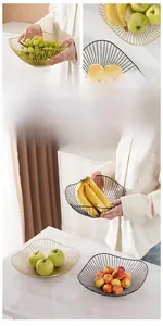 Detail eines minimalistischen Eisen-Obstkorbs mit hohlem Design und gewellten Rändern