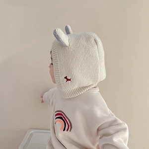 Détails du bonnet en tricot beige pour bébé avec écusson chien et oreilles en 3D