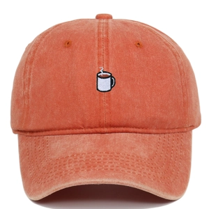 Dettaglio cappellino in cotone lavato arancione ruggine con ricamo tazza di caffè
