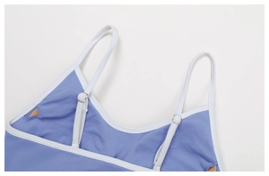 Détail de bretelles réglables avec boucles argentées sur un soutien-gorge de sport