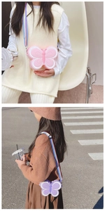 Détail de sacs bandoulière papillon en silicone rose et violet pour petites filles