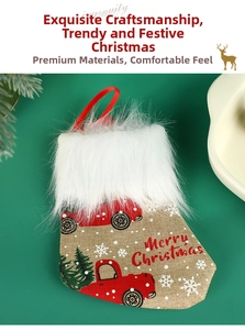 Vue détaillée d'une mini chaussette de Noël avec imprimé camion rouge et revers en peluche