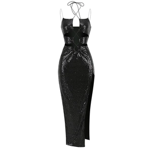 Détail de la robe de soirée noire à paillettes avec découpes et fente latérale haute