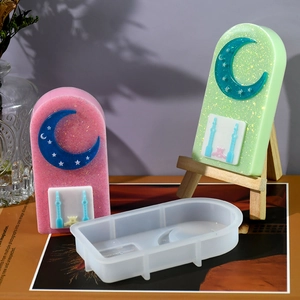 Dettaglio macro dello stampo in silicone con luna e castello per resina e candele fai-da-te