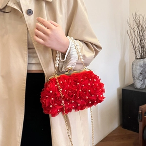Pochette de soirée chic à roses 3D rouges avec anse perle et bandoulière dorée