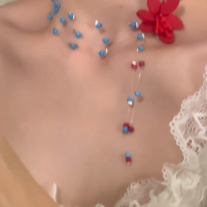 Mehrlagige blaue Perlenhalskette mit Blumenakzent für einen süßen Strandurlaub-Look