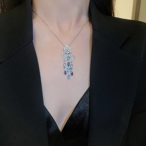 Orecchini argentati con design a rosa e nappe pendenti con gemme blu e viola