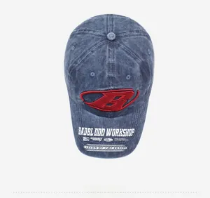 Gros plan détaillé sur casquette de baseball en jean délavé bleu avec logo B rouge