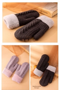 Dettaglio di muffole in maglia a trecce con polsini in pelliccia sintetica invernale