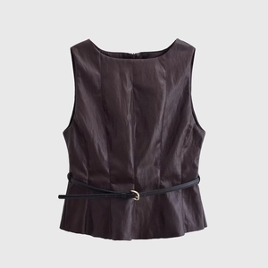 Haut sans manches en similicuir marron foncé pour femme avec ceinture noire et boucle d'or