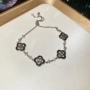 Bracelet trèfle argenté ajustable avec incrustation noire et oxydes de zirconium