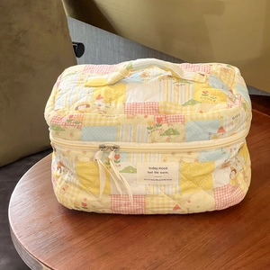 Gesteppte Patchwork-Kosmetiktasche mit Blumenmuster, Tragegriff und Schleifen-Reißverschluss