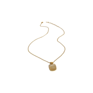 Collier élégant en titane doré avec pendentif carré en opale sur une chaîne minimaliste