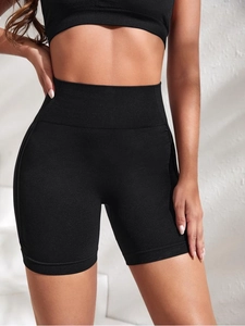 Detailansicht der nahtlosen High-Waist-Yogashorts mit geripptem Bund in Schwarz