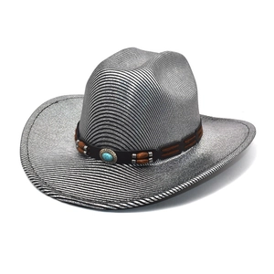 Détail d'un chapeau de cowboy à rayures argentées avec perles et turquoise