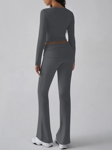 Vue arrière d'un ensemble de yoga gris foncé avec haut à manches longues et pantalon