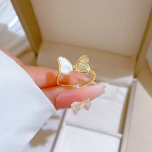 Verstellbarer goldener Schmetterlingsring mit Muschel und Kristallen auf Schmuckkästchen