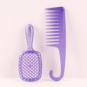 Detail van paarse glitter fohnborstel en grove kam met haak voor haarstyling set