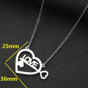 Collana a cuore argento con scritta LOVE e dimensioni di 25 mm per 36 mm