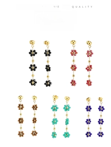 Détail de boucles d'oreilles bohèmes en fleurs de cristal colorées avec finition or 18K