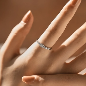 Elegant S925 sterling silver sugar cube ring with princess cut stones on a female hand