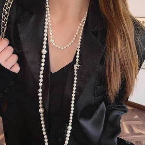 Elegant double-layered pearl necklace with golden number 5 pendant for vintage style