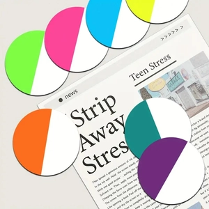 Dettaglio di post-it rotondi traslucidi colorati sparsi su un quotidiano