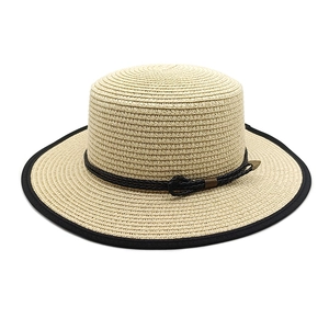 Stilvoller flacher Strohhut in Beige mit schwarzem Band für sommerlichen Sonnenschutz
