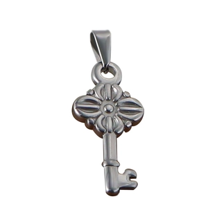 Pendentif clé en acier inoxydable argenté poli avec motifs floraux gravés