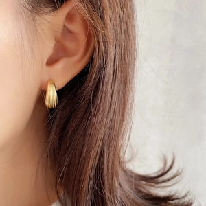 Minimalist 925 sterling silver hoop earrings with vertical texture in golden finish