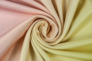 Vista dettagliata del tessuto satinato sfumato rosa e giallo con trama a saia