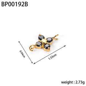 Macro view of gold-plated clover pendant with black stones and technical dimensions